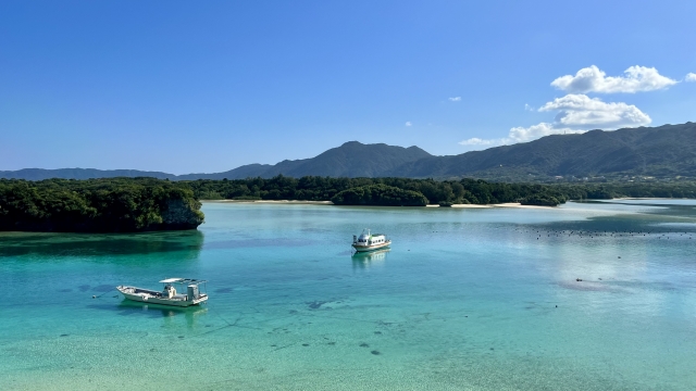 沖縄石垣島の奇麗な海、川平湾とグラスボードの写真